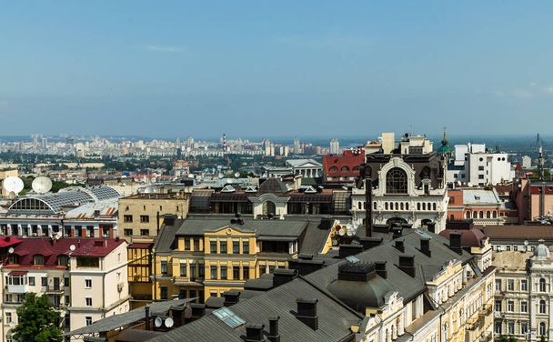 キエフの歴史的中心部の建物に聖ソフィア大聖堂からの航空写真。美しいキエフの屋根。バックグラウンドで - キエフの近代的な建物。キエフ - ウクライナの首都  - 写真・画像