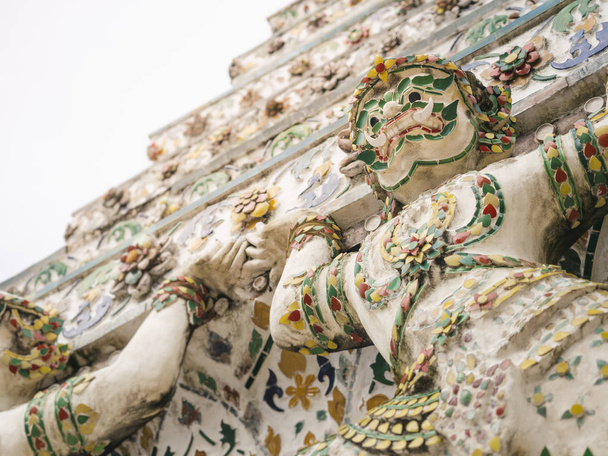 Wat Arun kolorowe płytki mozaika z Giant na Pagoda Temple Land w Bangkoku Tajlandia - Zdjęcie, obraz