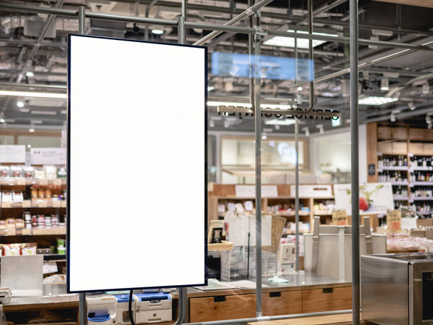 Plantilla de marco de póster en blanco en el desenfoque del supermercado Personas en el cajero
 - Foto, Imagen