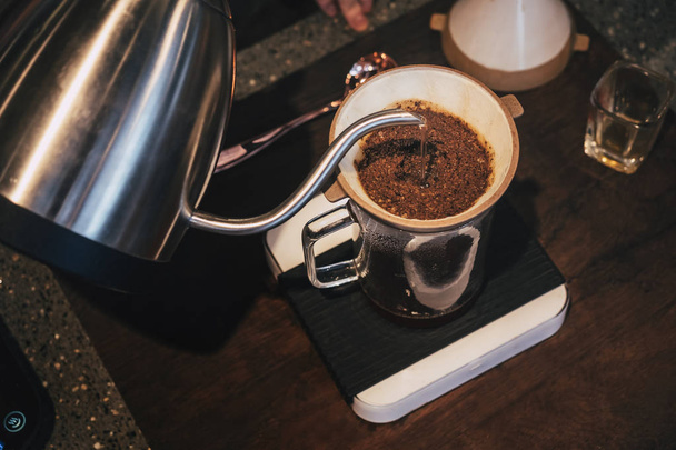 手ドリップ コーヒー バリスタ コーヒー フィルターで地面に水を注ぐ - 写真・画像