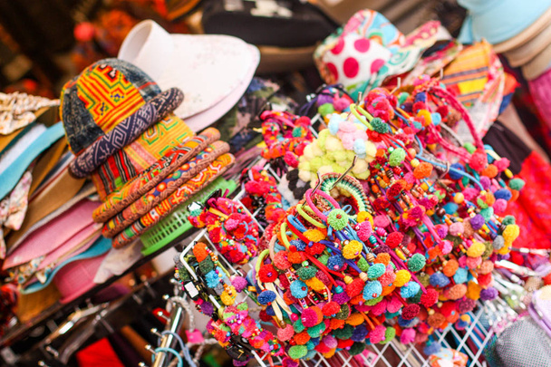 CHIANG RAY, THAILAND - Традиционные тайские аксессуары, шляпы, сувениры
 - Фото, изображение