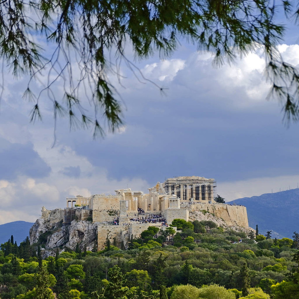Acrópolis de Atenas Grecia, bajo un cielo azul pero nublado
 - Foto, Imagen