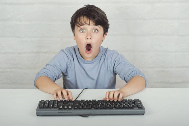 enfant surpris avec clavier
 - Photo, image