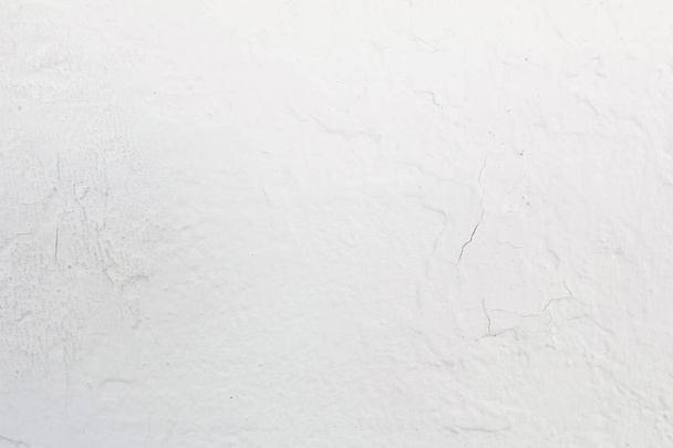 Grieta en una pared blanca con superficie de ladrillo de cemento
 - Foto, Imagen