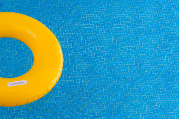 Kolorowe pływaki na basenie krystalicznie czyste wody - Zdjęcie, obraz