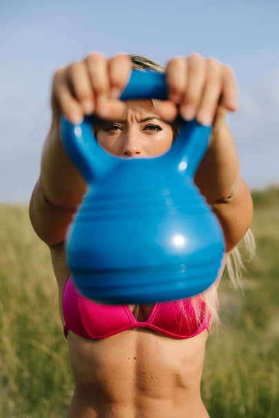 kettlebell swing exercise for summer fit body - Zdjęcie, obraz