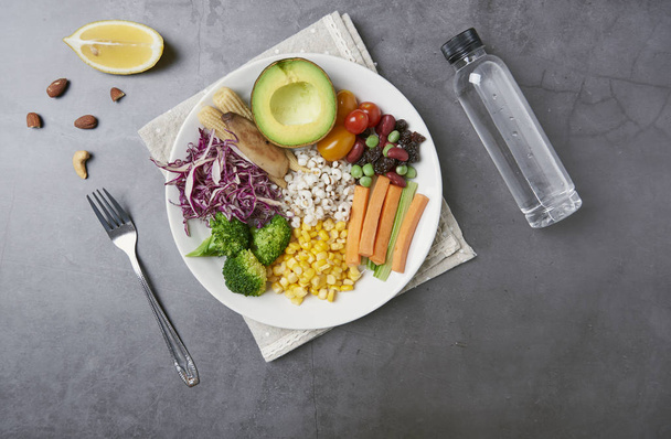 Insalata vegetale sana fresca su sfondo tavolo
 - Foto, immagini