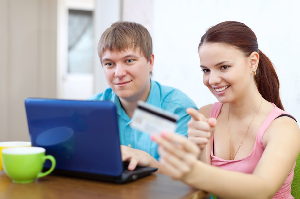 ζευγάρι που αγοράζουν σε απευθείας σύνδεση με πιστωτική κάρτα στο σπίτι - Φωτογραφία, εικόνα