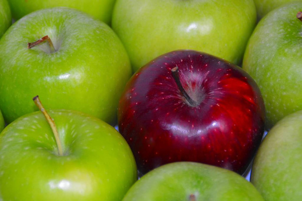 groene appels met een rode  - Foto, afbeelding