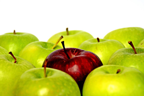 zöld alma, piros - Fotó, kép