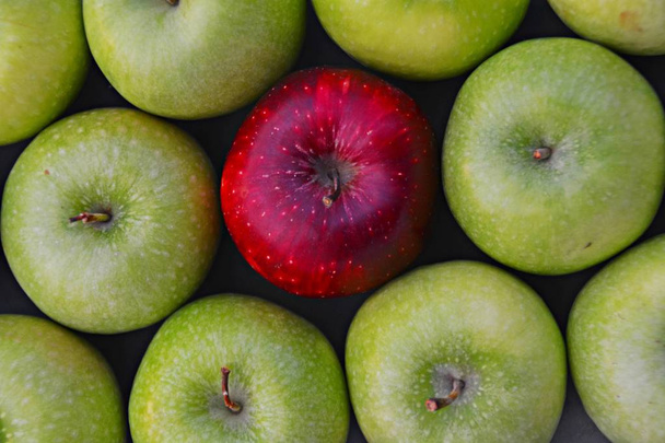 groene appels met een rode - Foto, afbeelding