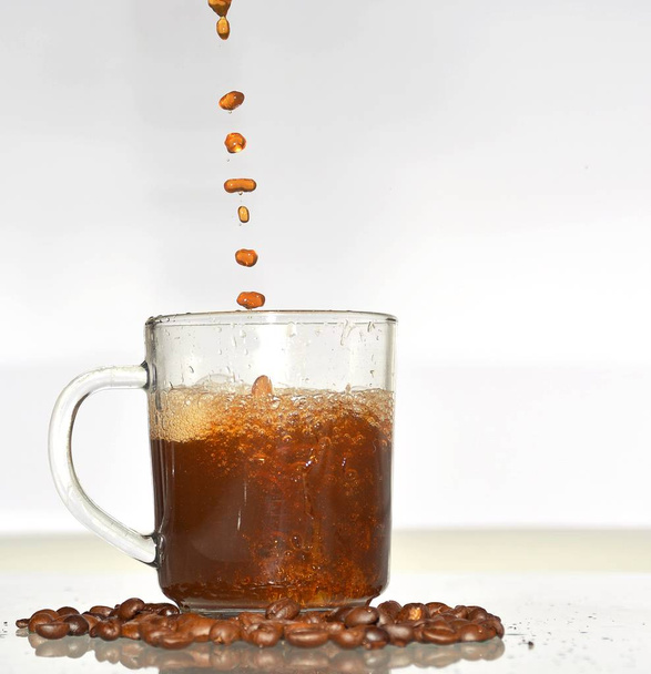 Frisch gebrühten Kaffee ins Glas gießen - Nahaufnahme - Foto, Bild
