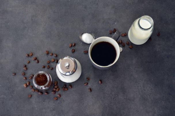  kávét egy csésze tej és cukor mellett  - Fotó, kép