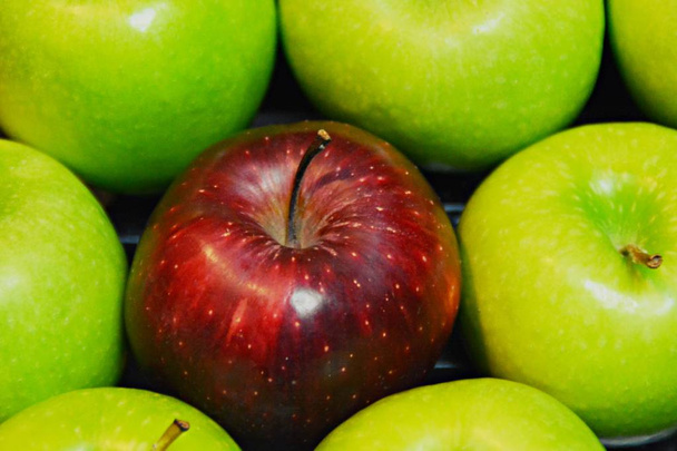 groene appels met een rode  - Foto, afbeelding