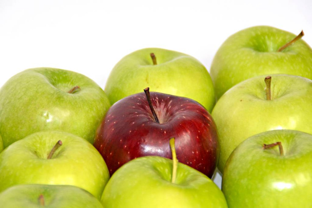 manzanas verdes con una roja
  - Foto, Imagen