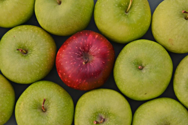 groene appels met een rode - Foto, afbeelding