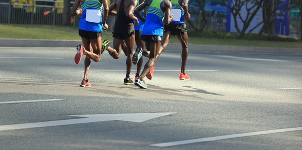 Corredores de maratón corriendo por la carretera de la ciudad
 - Foto, Imagen