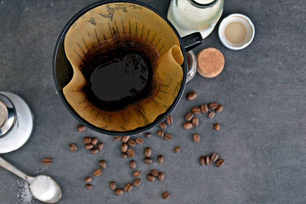  kávét egy csésze tej és cukor mellett  - Fotó, kép