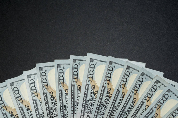 Billetes de 100 dólares colocados en el escritorio dispuestos en forma de abanico
 - Foto, imagen