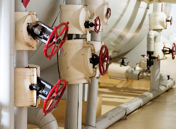 Primer plano de manómetro, tuberías y válvulas de grifo del sistema de calefacción en una sala de calderas - Foto, Imagen