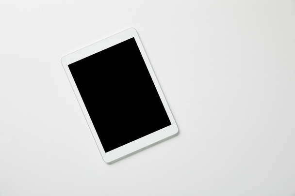 vue du dessus de la tablette numérique sur la surface blanche
 - Photo, image