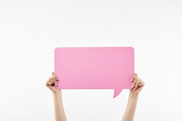 visão cortada de mulher com bolha de fala rosa em mãos isoladas em branco
 - Foto, Imagem