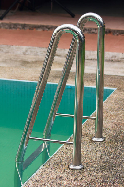 Популярный шаг лестницы бассейна из нержавеющей стали для использования в течение длительного времени
. - Фото, изображение