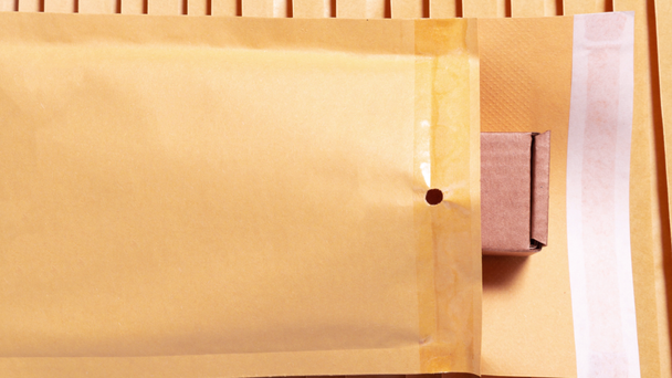 Caja de cartón marrón dentro del sobre de burbuja
 - Imágenes, Vídeo