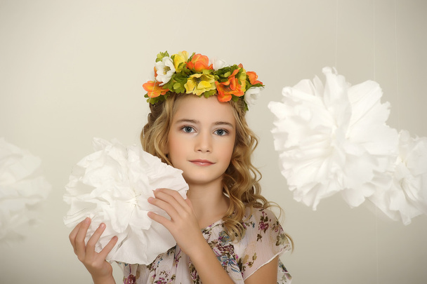 Girl with flowers on her head - Fotoğraf, Görsel