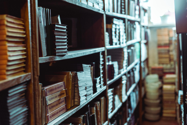 focus selettivo di libri retrò su scaffali in legno in biblioteca
  - Foto, immagini