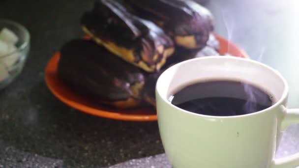 Εκλέρ σοκολάτας με ζεστό καφέ - Πλάνα, βίντεο