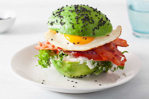 keto paleo dieta avokádo snídaně burger se slaninou, vejce, rajče - Fotografie, Obrázek