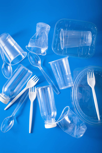 tek kullanımlık plastik şişeler, bardaklar, çatallar, kaşıklar. recy kavramı - Fotoğraf, Görsel
