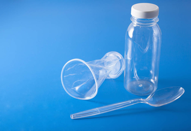 πλαστικά μπουκάλια μίας χρήσης, φλιτζάνι, κουτάλια. έννοια της ανακύκλωσης - Φωτογραφία, εικόνα