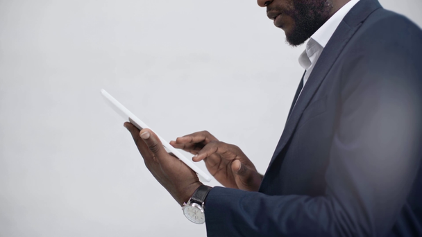 ofiste dijital tablet kullanarak Afrikalı Amerikalı işadamı nın kırpılmış görünümü - Video, Çekim