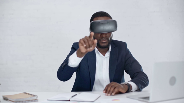 Αφρικανός Αμερικανός επιχειρηματίας που χρησιμοποιεί ακουστικά εικονικής πραγματικότητας και την εξάσκηση - Πλάνα, βίντεο