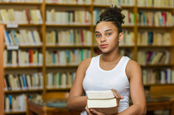 negro africano americano joven estudiante estudio en la escuela
 - Foto, imagen