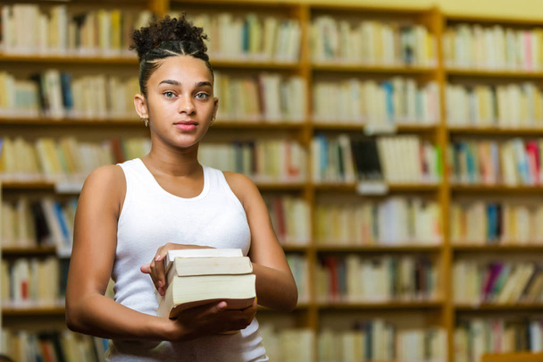 Черно-африканская американская молодая студентка учится в школе
 - Фото, изображение
