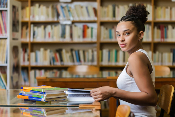 Fekete-afro-amerikai fiatal lány diák tanul az iskolában - Fotó, kép