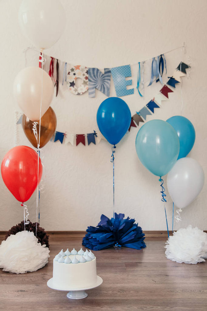 Children holiday. Room is decorated with balls and garlands - Фото, зображення