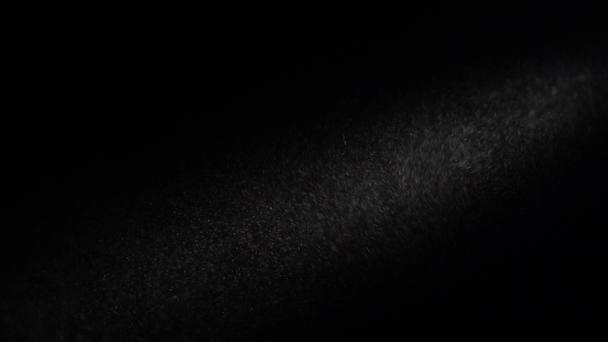 Aufsteigender organischer Staub schimmert auf schwarzem Studiohintergrund. - Filmmaterial, Video