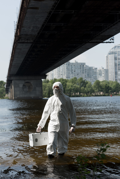 Επιθεωρητής νερού σε προστατευτικό κοστουμιού ελέγχου χαρτοφυλακίου στον ποταμό - Φωτογραφία, εικόνα