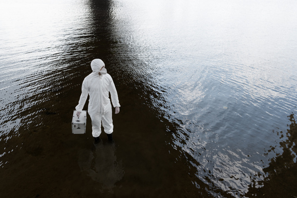 nehirde denetim kiti tutan koruyucu kostüm su denetçisi havai görünümü - Fotoğraf, Görsel