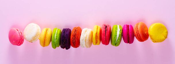 Makronen-Kekse auf rosa - Foto, Bild