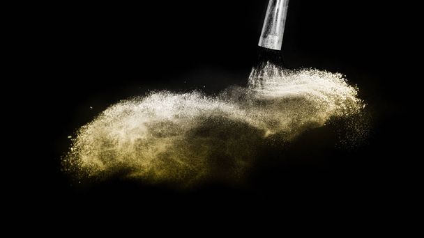 Βούρτσα καλλυντική με χρυσό καλλυντική σκόνη που απλώνεται για μακιγιάζ ar - Φωτογραφία, εικόνα