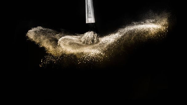 Косметичний пензлик із золотим косметичним порошком для макіяжу
  - Фото, зображення