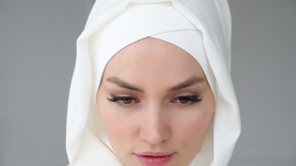 Vonzó muszlim nő visel hidzsáb nézi a kamerát, és mosolyogva. - Felvétel, videó