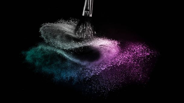 фиолетовый и синий океан порошок цвет всплеск и кисть для макияжа
 - Фото, изображение