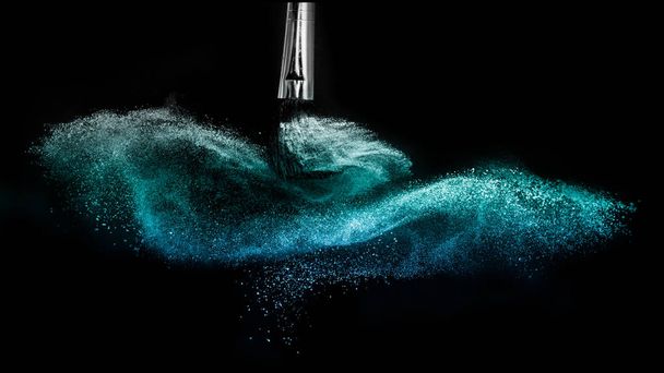 Βαθύς ωκεανός σκόνη χρώμα splash και ασημί πινέλο για μακιγιάζ artis - Φωτογραφία, εικόνα