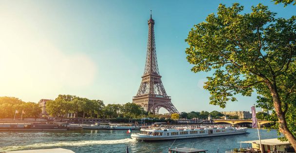 The eifel tower in Paris from a tiny street - Фото, зображення